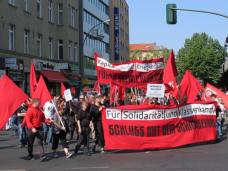 Klassenkämpferischer Block mit vielen roten Fahnen